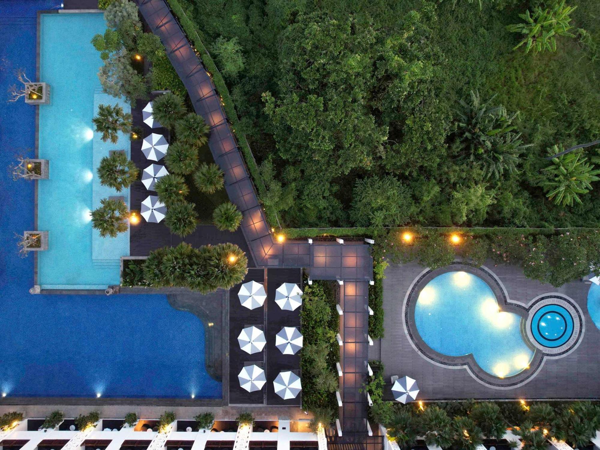 Grand Mercure Bali Seminyak מראה חיצוני תמונה Aerial view of the pool